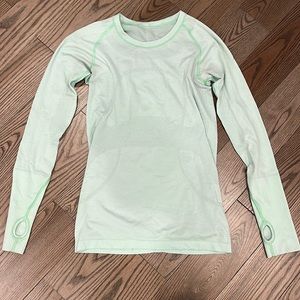 Lululemon - swiftly fitted long-sleeve shirt - size 6 - light green